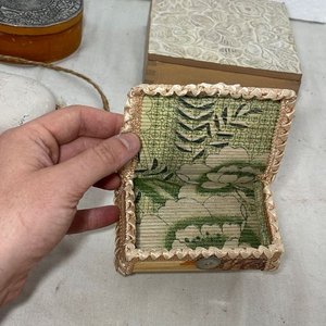 Lote de Adornos y Cajas Antiguas: Bicicletas de Hierro, Ceniceros y Estuches Decorativos - imagen 3
