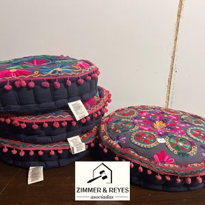 Juego de Almohadones Redondos Bordados con Flecos - imagen 1