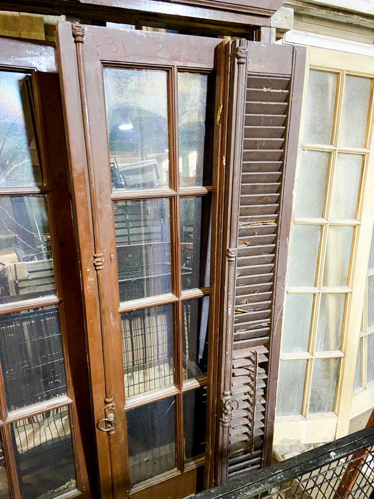 Ventana de madera con postigo y detalles - imagen 3