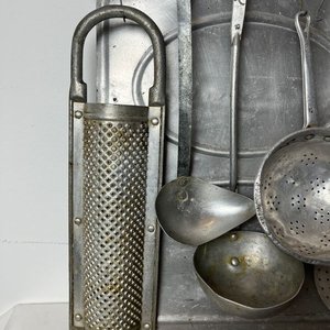 Ganchera Antigua de Aluminio con Accesorios de Cocina - imagen 3