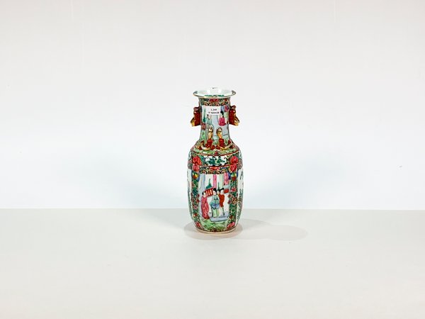 Vaso de porcelana con decoración chinoiserie y cascadas