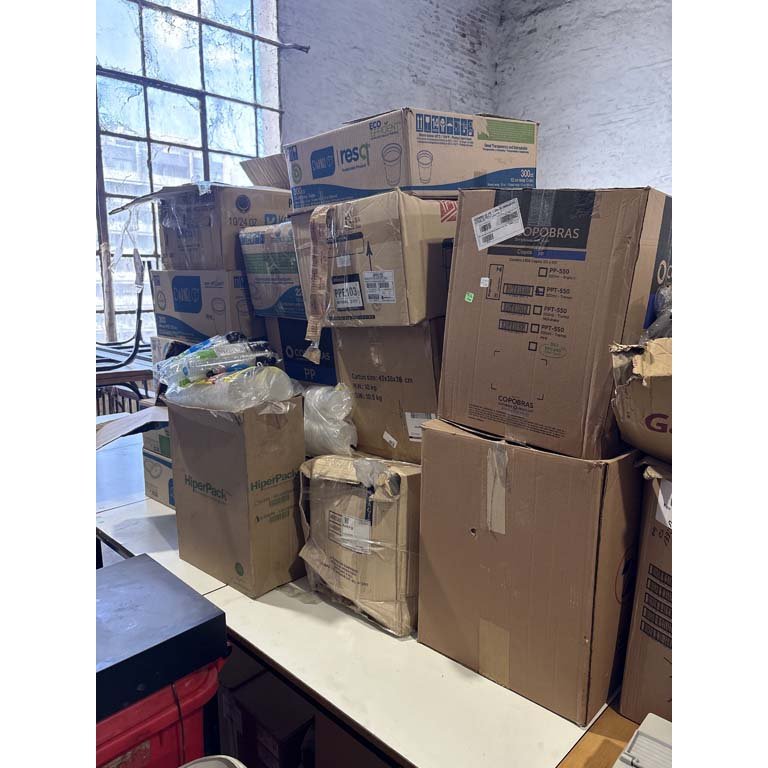 Lote siguiente: Cajas con artículos descartables: vasos, platos y bandejas