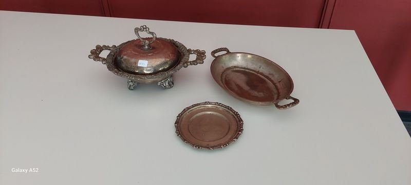Lote siguiente: Vajilla y accesorios de metal en venta