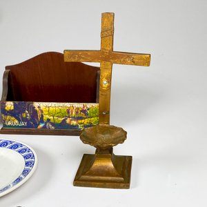 Siete piezas, cruz de bronce,platillo, caja, platitos metal - imagen 6