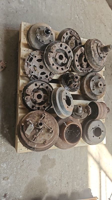 Lote de 17 Piezas Varias para Ford, Chevrolet y Rugby: Volantes, Embragues, Campanas y Frenos