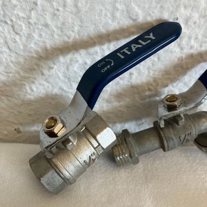 Lote de 8 Canillas y Llaves de Paso Nuevas con Manija Azul - imagen 3