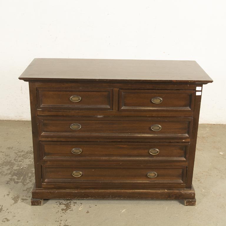 Cómoda de madera oscura con cinco cajones