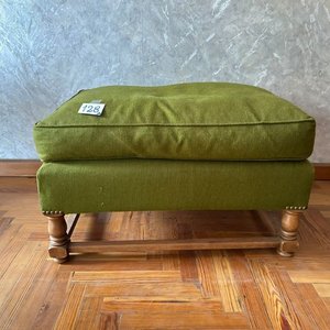 Lote anterior: Banqueta de Madera con Almohadón Verde