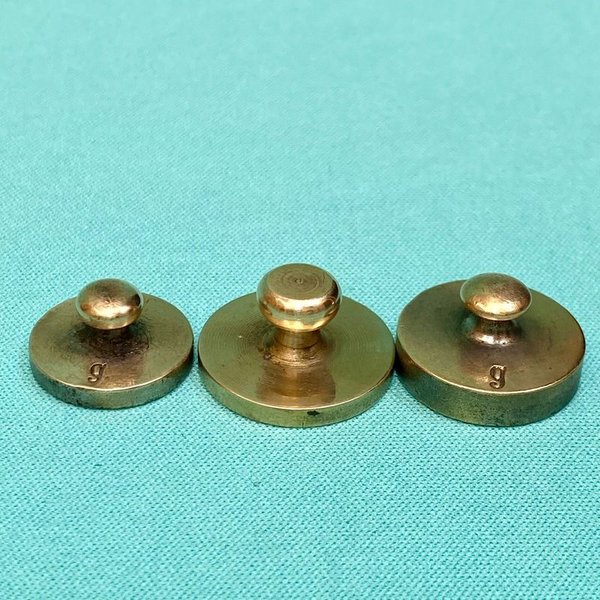 Pesar antiguo de metal con números grabados - imagen 2