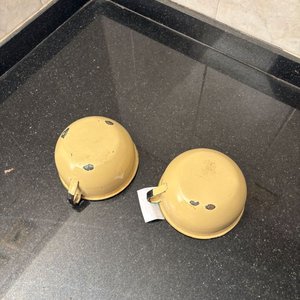 Dos Tazones Antiguos Esmaltados Amarillos - imagen 3