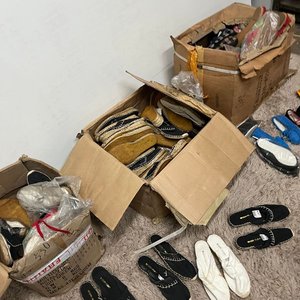 Lote de más de 60 pares de alpargatas con suela de yute, pantuflas y calzado variado - imagen 9