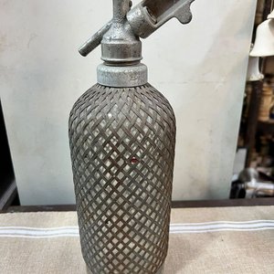 Sifón Antiguo de Vidrio con Malla Metálica y Cabezal Original - imagen 1