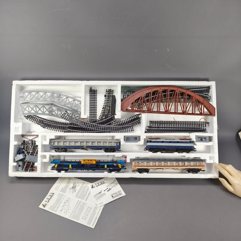 Colección de trenes modelo en HO escala con detalles y características - imagen 3