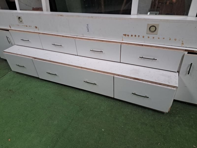 Mueble con cajones para dormitorio con luces dicroicas y espejos - imagen 2