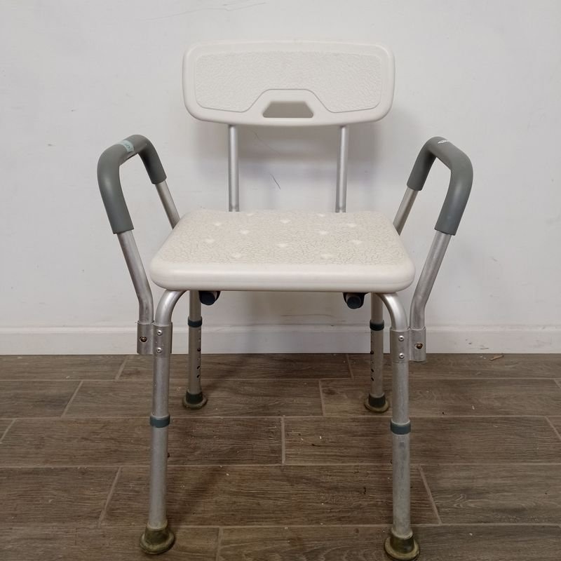 Lote siguiente: Silla para baño graduable en aluminio