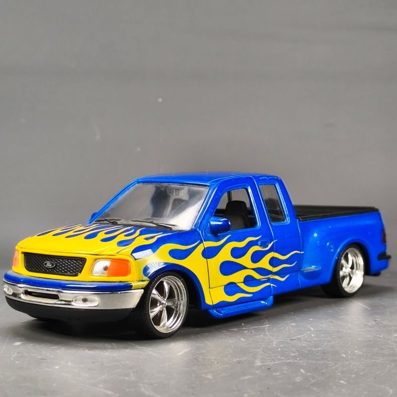 Lote anterior: Camioneta Ford F100 escala 1/24 en metal azul con llamas