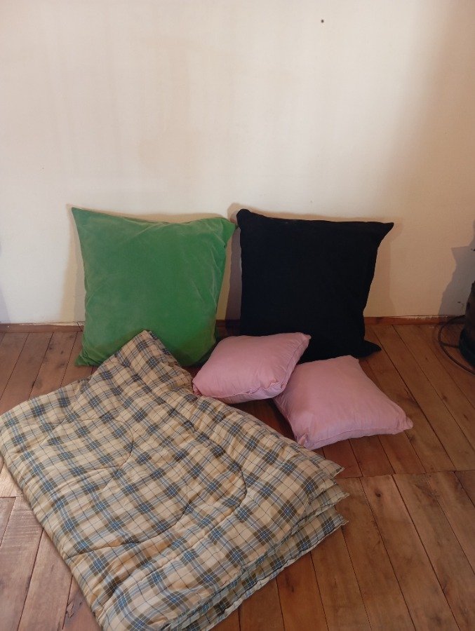 Frazada de 1 plaza y almohadones coloridos - imagen 4