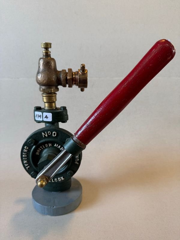 Bomba reloj sobre base de madera