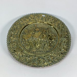 Plato Decorativo en Bronce con Canasto de Frutos y Bordadura - imagen 1