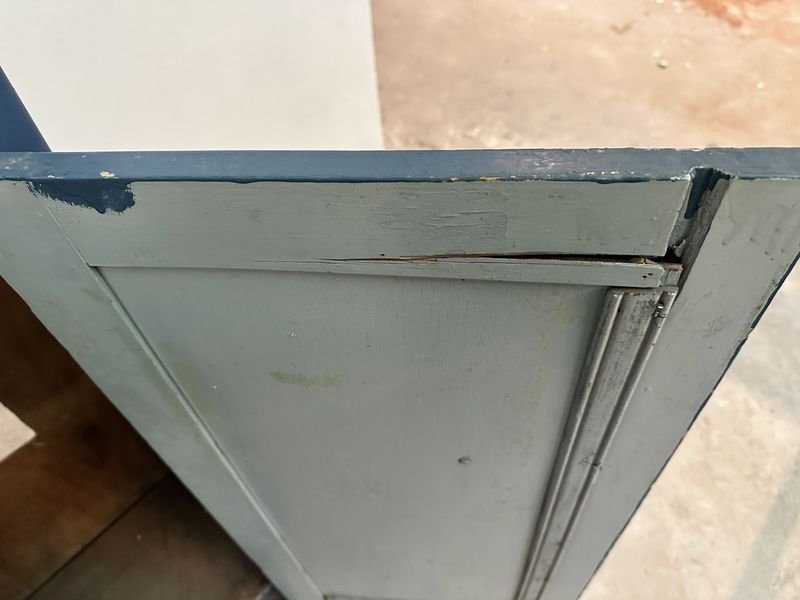 Gabinete de madera antiguo con diseño clásico - imagen 3