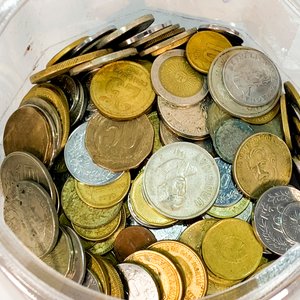 Palmatoria de Metal Dorado Estilo Águila y Tarro con Monedas de Sudamérica - imagen 3