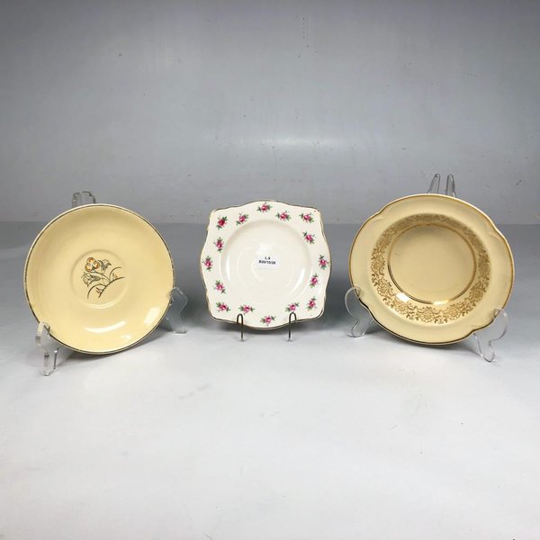 Tres Platos de Porcelana Inglesa con Diseños Distintos - imagen 1