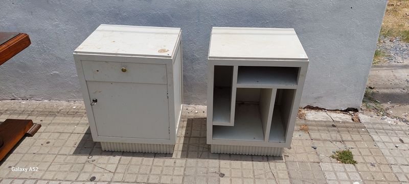 Lote siguiente: Mesas de noche art deco en madera blancas