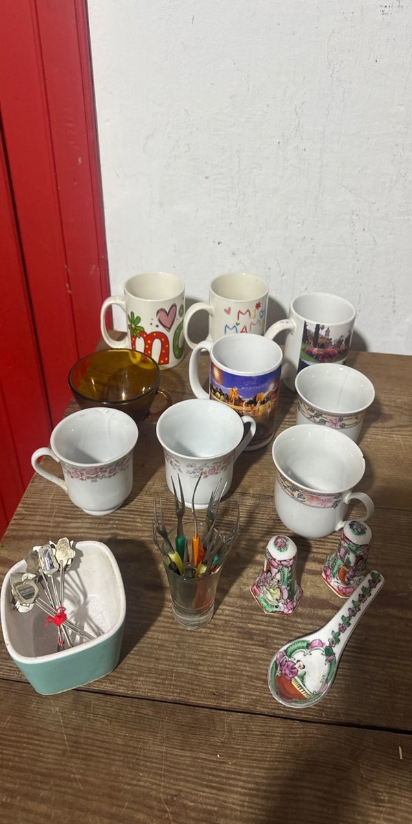 Lote de Tazas y Adornos de Porcelana y Vidrio
