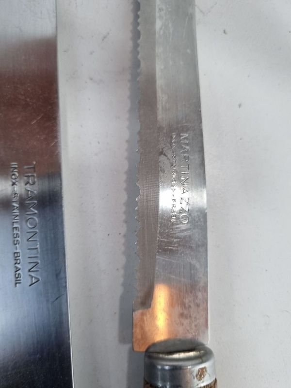 Cuchillos de cocina con inscripciones y materiales variados - imagen 4