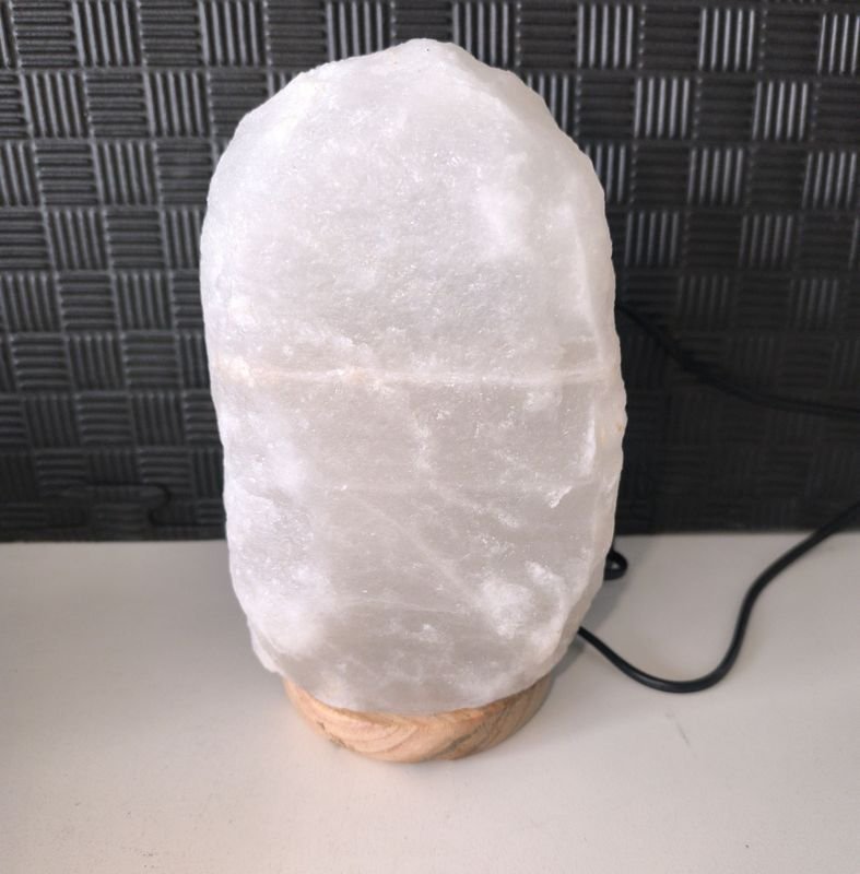 Lámpara de Sal del Himalaya Blanca con Base de Madera y Cable