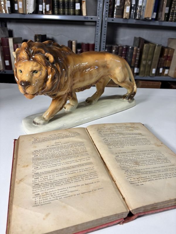 Código de Comercio de la República Argentina 1890 - Libro antiguo con estatua de león - imagen 3