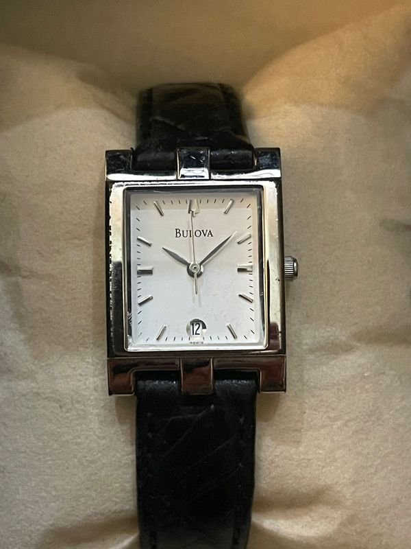 Reloj Bulova Clásico Rectangular de Dama con Calendario - Acero y Correa Negra