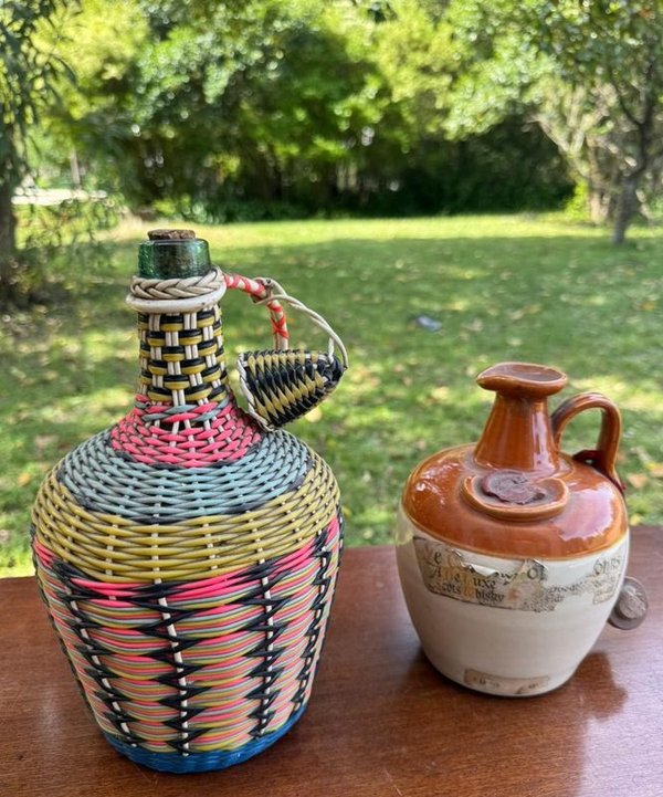 2 botellones 1 damajuana decorada en mimbre y 1 en ceramica gres