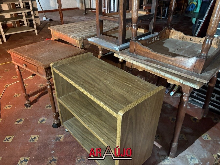 Mesas Auxiliares de Madera para Restaurar