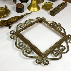 Lote de Objetos de Bronce: Floreros, Figuras, Apliques y Campanitas - imagen 5