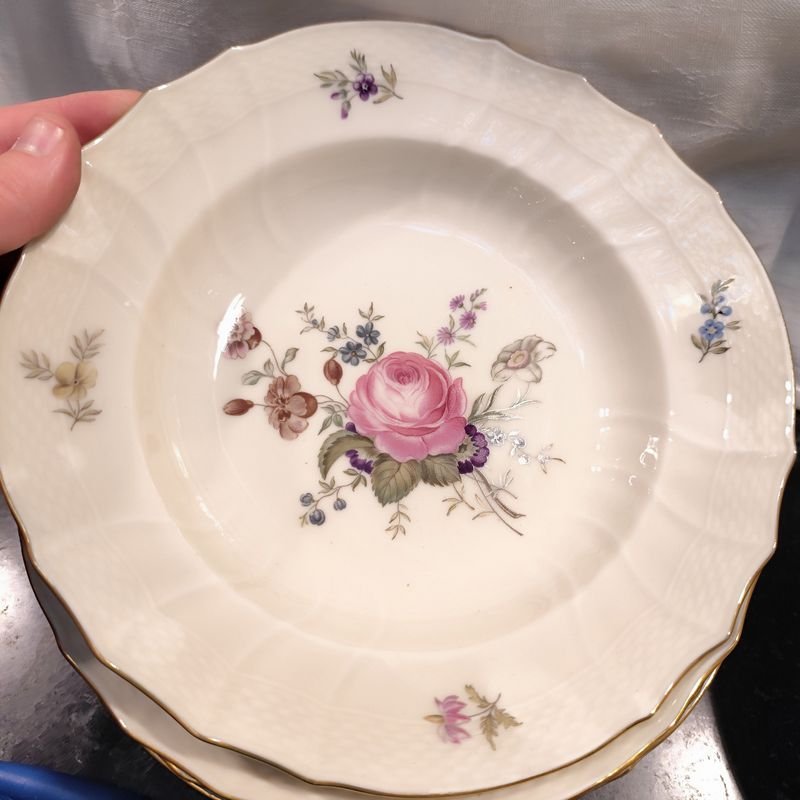 Platos de porcelana Royal Copenhagen de 22 cm, diseños florales y excelentes condiciones - imagen 5