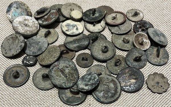 Lote de Botones Antiguos y Piezas Metálicas Varias