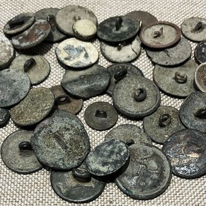 Lote de Botones Antiguos y Piezas Metálicas Varias - imagen 1