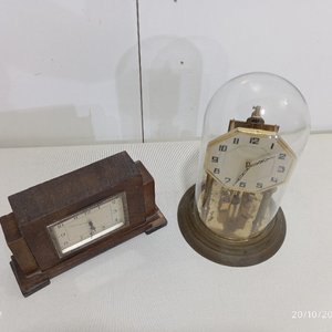Dos Relojes Antiguos de Mesa: Madera y Cúpula de Vidrio - imagen 11