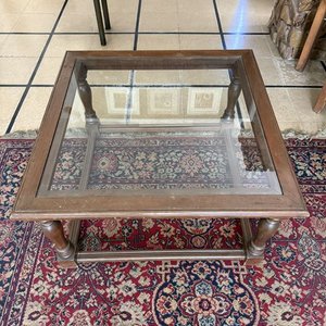 Mesa de Centro Cuadrada con Tapa de Vidrio y Patas Torneadas - imagen 5