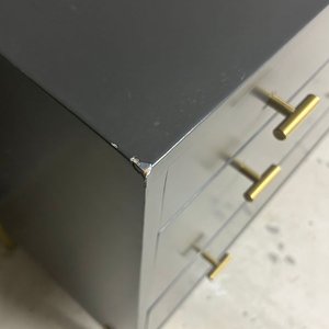 Cómoda Gris Laqueada MDF con 6 Cajones y Patas Doradas - imagen 3