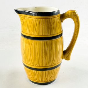 Lote siguiente: Jarra de Cerámica Beige Estilo Barril con Detalles Negros
