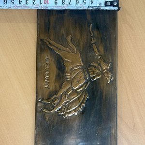 Lote de Artesanía Criolla Uruguaya: Placas de Gauchos y Silla Decorativa - imagen 8