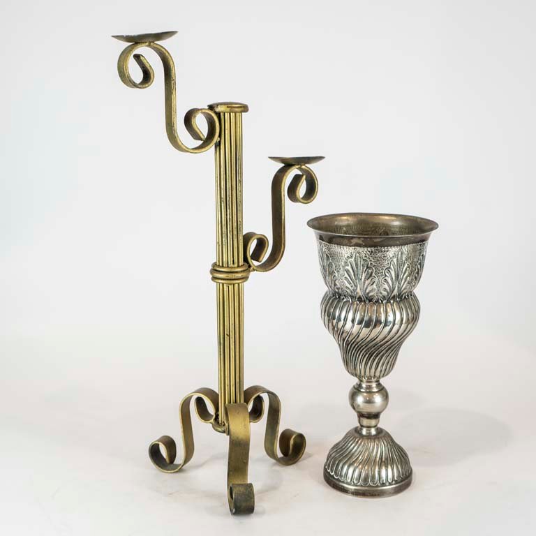 Candelabro de plata con base de oro y dos velas