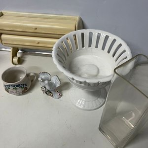 Lote de Vajilla y Decoración: Centro de Mesa, Florero, Taza y Adorno - imagen 5