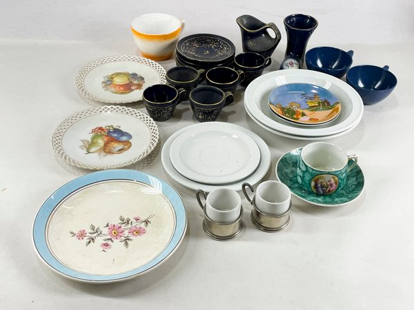 Lote siguiente: Tazas y platos de porcelana azul cobalto