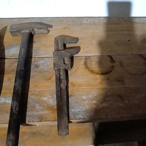 Herramientas de Mano: Tenaza, Martillo, Llave Inglesa y Cortachapa - imagen 2