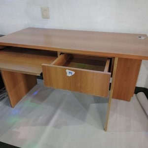Escritorio de madera con espacio para teclado, cajón y torre - imagen 3