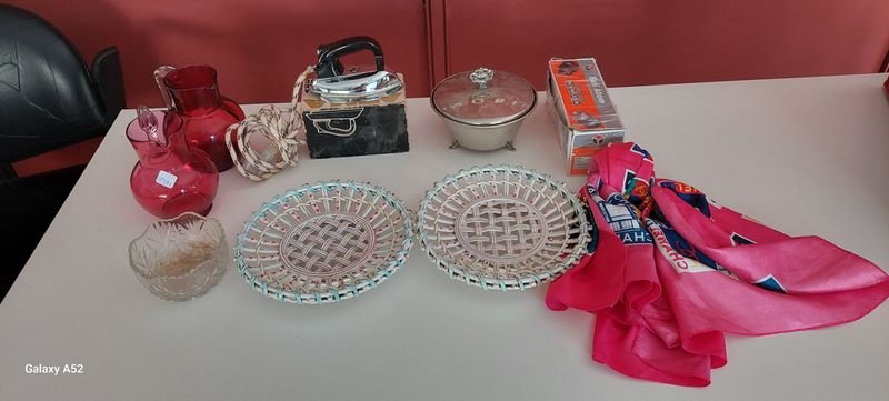 Lote anterior: Jarritas, plancha y adornos varios para decoración