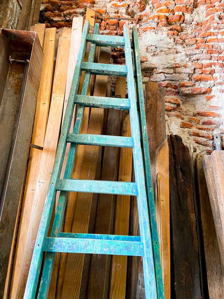 Escalera tijera de madera con pintura gris y polillas - imagen 2